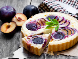 Ciasto twarogowe ze śliwkami