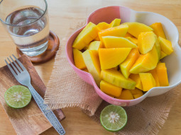 Sałatka mango z limonką
