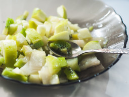 Sałatka z jabłkiem, gruszką i kiwi