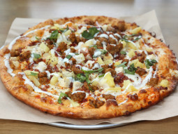 Pizza z mięsem mielonym i ananasem