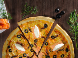 Pizza z łososiem i mascarpone