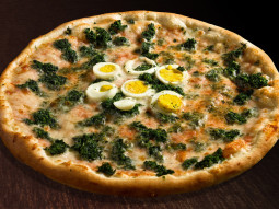 Pizza ze szpinakiem i jajkiem