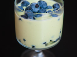 Deser Matcha z borówkami