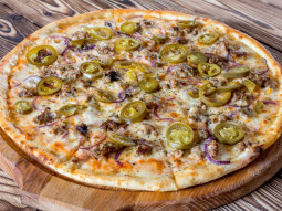 Pizza z jagnięciną i papryczką jalapeno