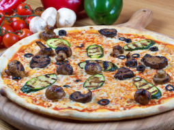 Pizza z grzybami i cukinią