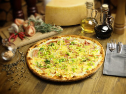 Pizza Bianca z mozzarellą, szynką i porem
