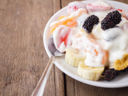 Sałatka bananowa z truskawkami na śmietance