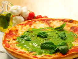 Pizza Margheritta z zielonym pesto