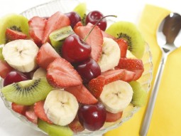 Sałatka bananowo-wiśniowa z truskawkami i kiwi
