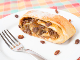 Strudel jabłkowy z rodzynkami