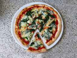 Pizza ze szpinakiem i gorgonzolą