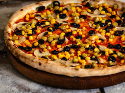 Pizza z kukurydzą i groszkiem