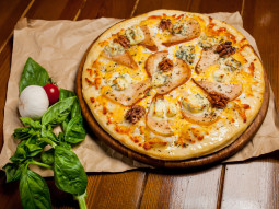 Pizza z gruszką i gorgonzolą