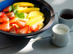 Sałatka z mango, truskawkami, miodem i śmietanką