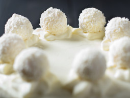 Sernik typu raffaello