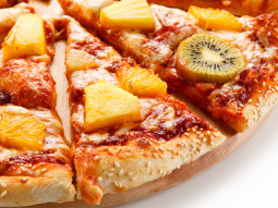Pizza z kiwi i ananasem