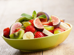 Truskawkowa sałatka z kiwi, winogronami i bananem