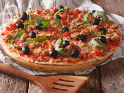 Pizza z tuńczykiem, oliwkami i bazylią