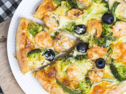 Pizza z krewetkami i brokułami