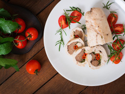 Dietetyczna rolada z kurczaka z wątróbką, chili i ziołami