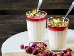 Malabi z sosem truskawkowym i pistacjami