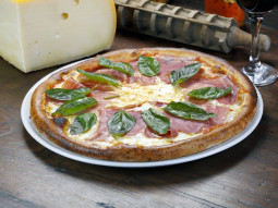 Pizza z szynką parmeńska i szpinakiem