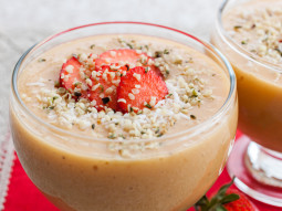 Smoothie chia z truskawkami i mango