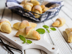 Rogaliki z puddingiem waniliowym