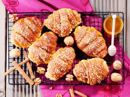 Croissanty z miodem i orzechami
