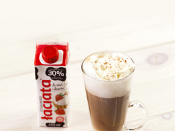 Pierniczkowe latte z bitą śmietanką