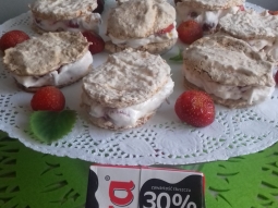 Bezowe kokosanki z bitą śmietaną i truskawkami