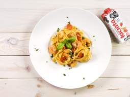 Tagliatelle z krewetkami i pomidorkami koktajlowymi w sosie śmietanowym