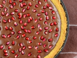 Tarta z kremem czekoladowym i granatem