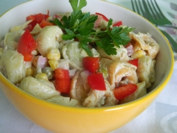 Sałatka z tortellini z pieczarkami i papryką