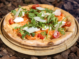 Pizza z wędzonym łososiem i rukolą