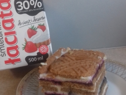 Korzenna kostka z powidłami i bitą śmietaną