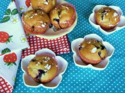 Muffinki z rabarbarem i borówkam
