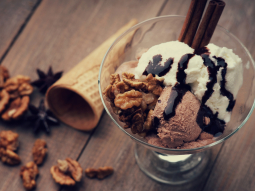 Lody z orzechami i polewą