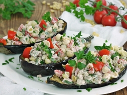 Bakłażan z sałatką makaronową