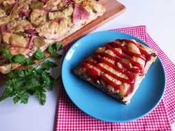 Pizza ziołowa z mielonką i ogórkami