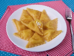 Pierożki z waniliowym serem i brzoskwiniami