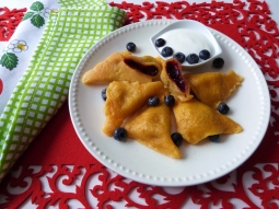 Marchewkowo-kukurydziane pierogi z borówkami