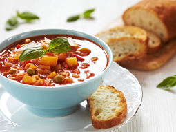 Włoska zupa Minestrone z makaronem