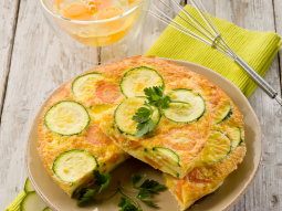 Puszysty omlet z cukinią i szynką
