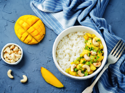Curry z kurczakiem mango i orzechami nerkowca