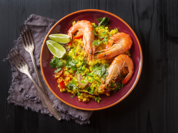Paella z krewetkami i szafranem