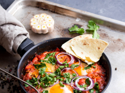 Szakszuka z chorizo i awokado