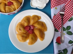 Marchewkowe pierogi z truskawkami