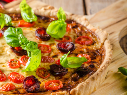 Quiche serowe z pomidorkami koktajlowymi i chorizo