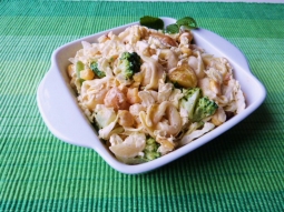 Sałatka z tortellini i pieczonym mięsem